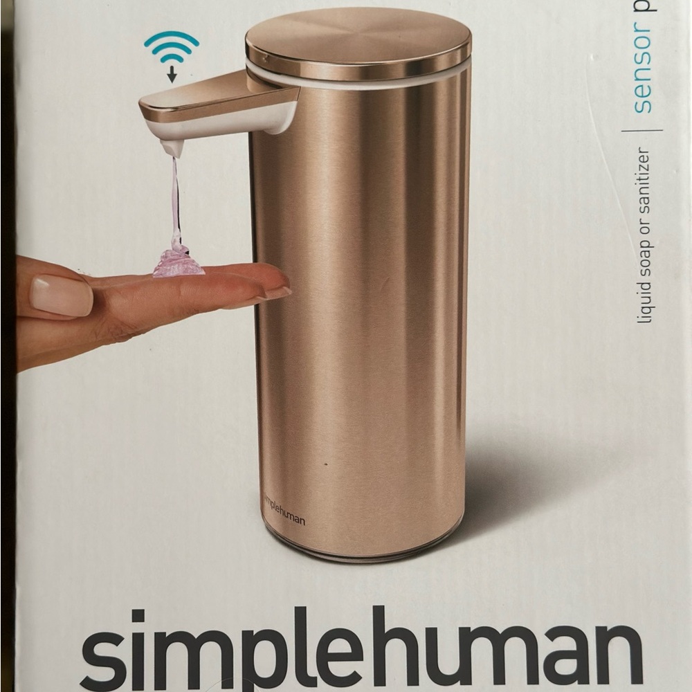 Simplehuman rechargeable
sensor pump 9 oz. Rose Gold